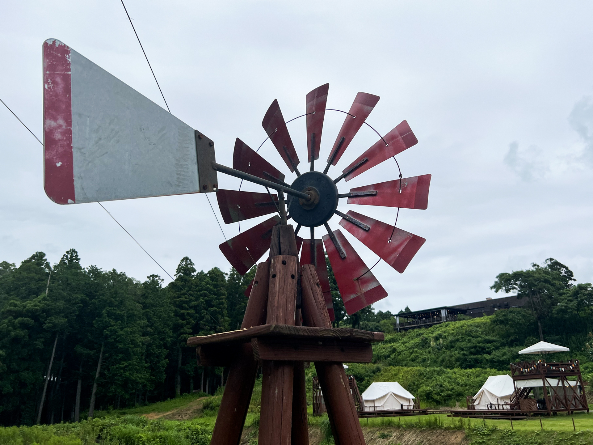 農園リゾートらしい風車。フリーレン抜きでも「異世界の農村」感がある