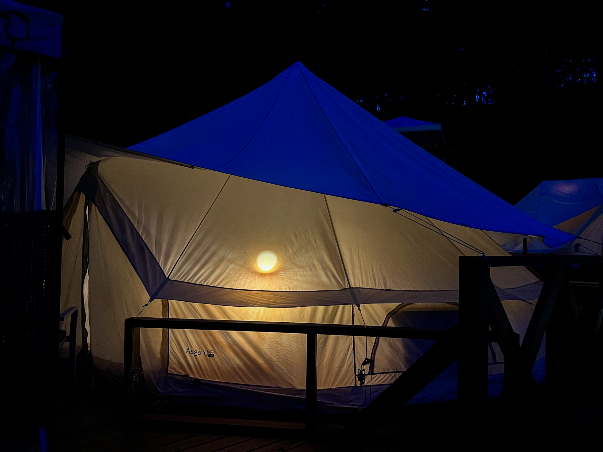 夜になると、テントの明かりが生地越しにほんのり透ける