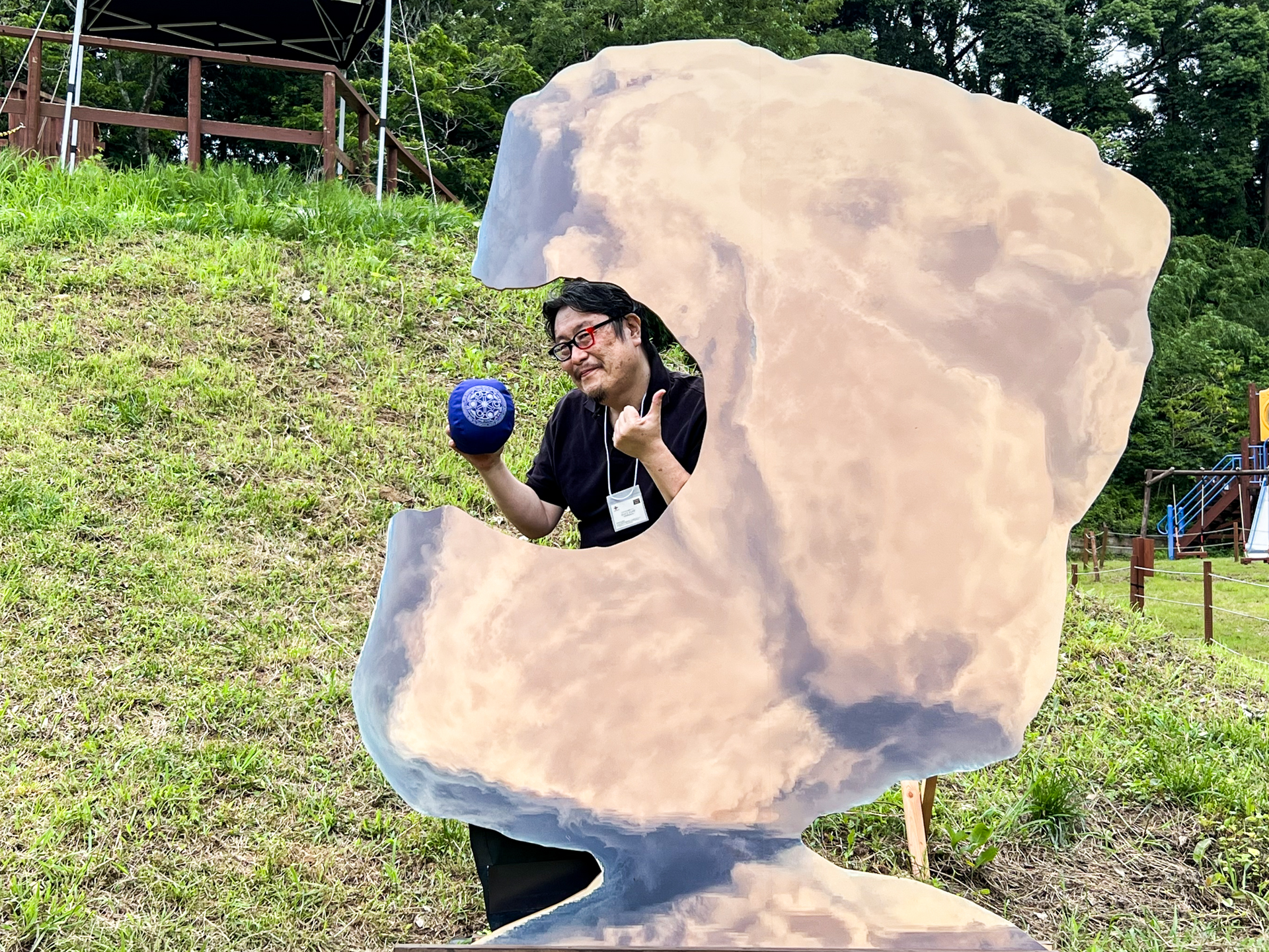 撃ちぬかれた穴から顔を出すこともできる。伝説の記念撮影にどうぞ