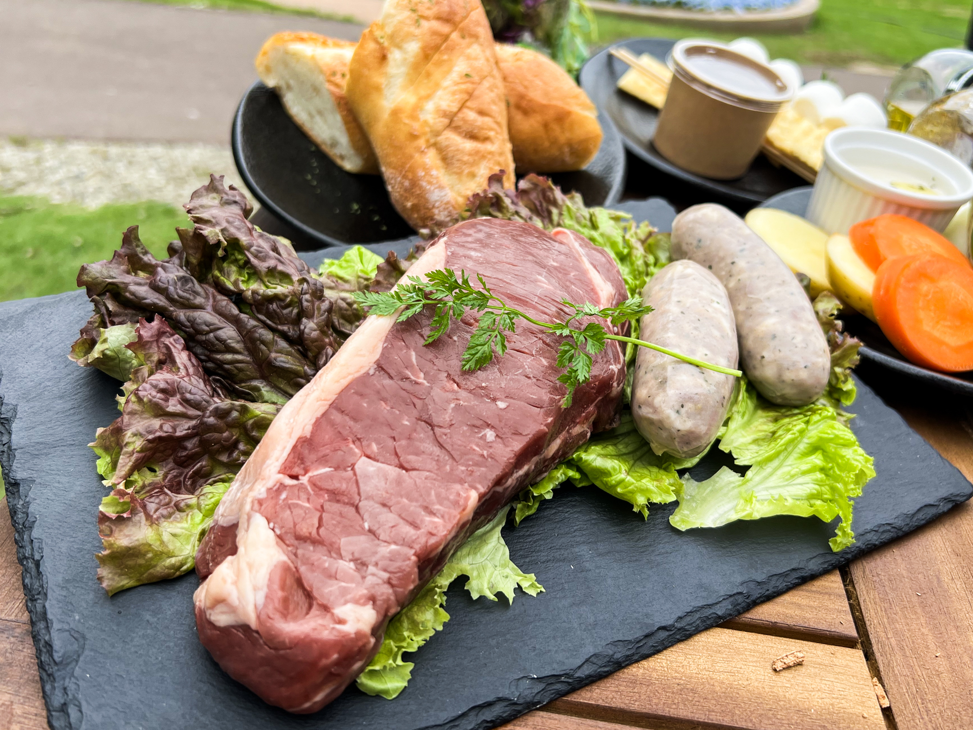 夕食の食材セット。1ポンドステーキの存在感が凄い