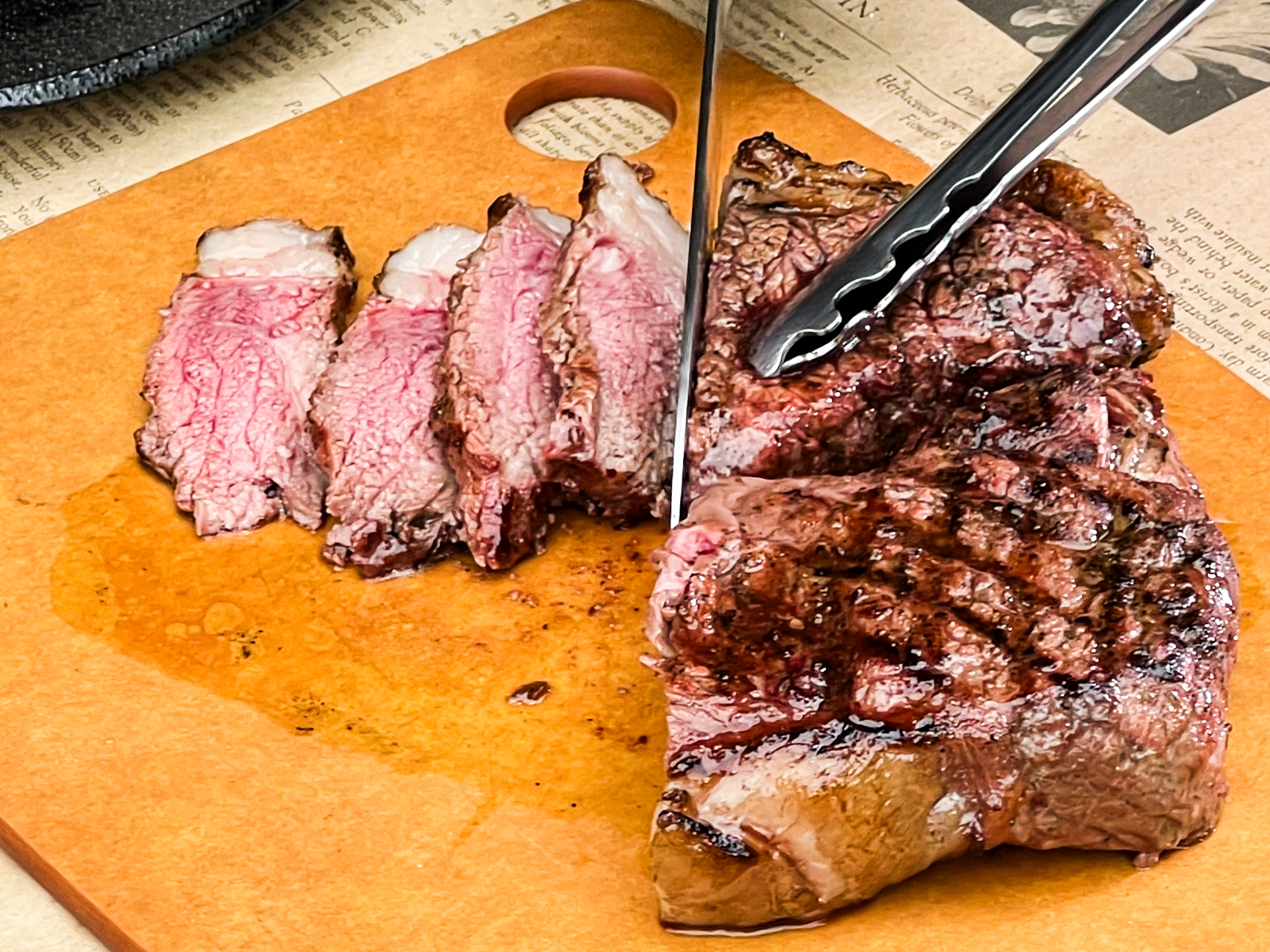 断面は見事なミディアムレア。表面の焼き目にも注目してほしい