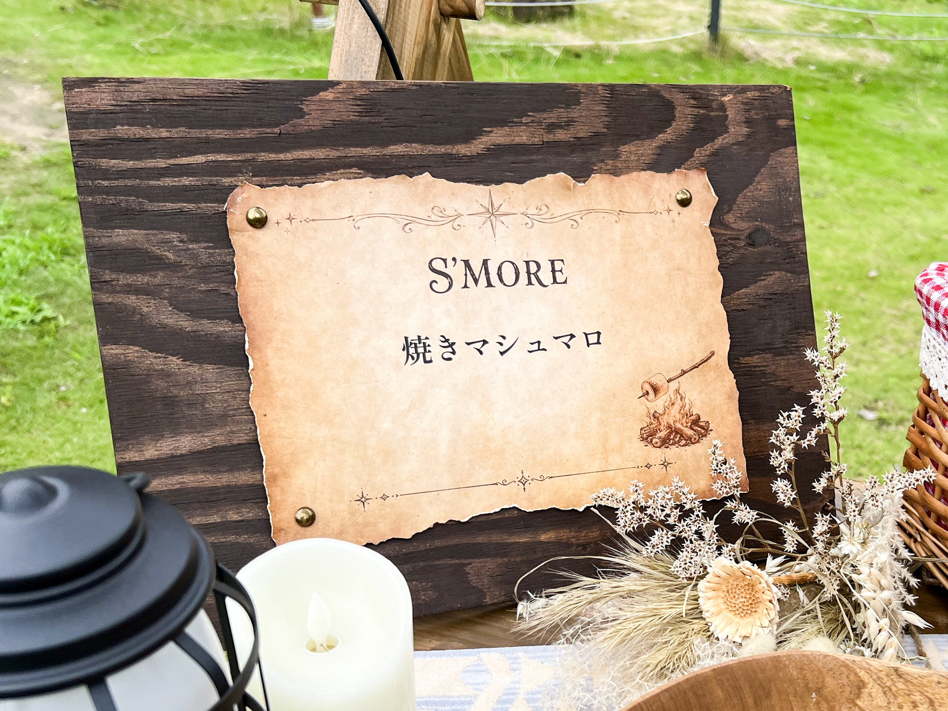屋台の看板は羊皮紙風。縁のちぎれ加工が「昔から続く村の祭り」を演出する