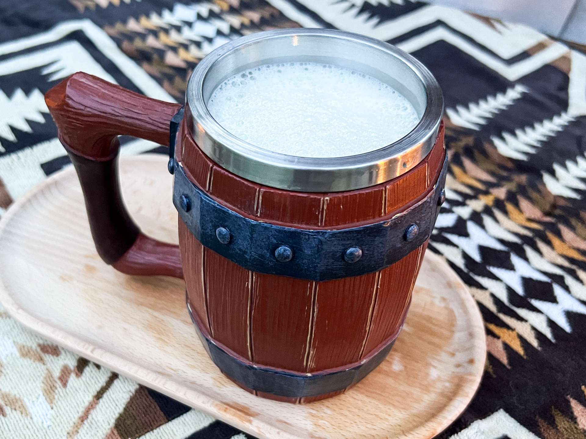 ドリンクは樽ジョッキで。完全にフリーレン世界の器である