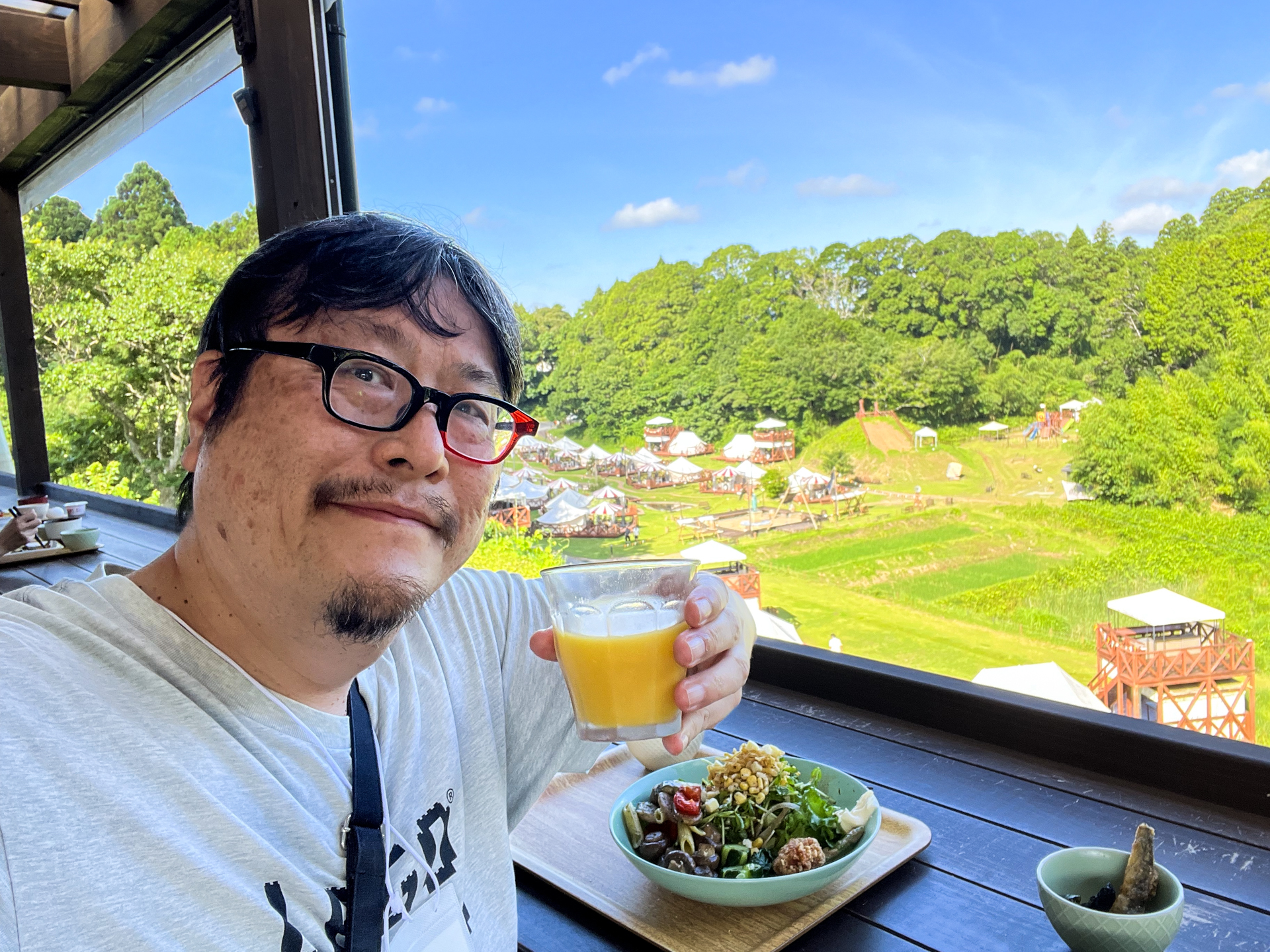 ファームカフェのテラスから村を見下ろしながらの朝食は素晴らしい想い出のひとつ