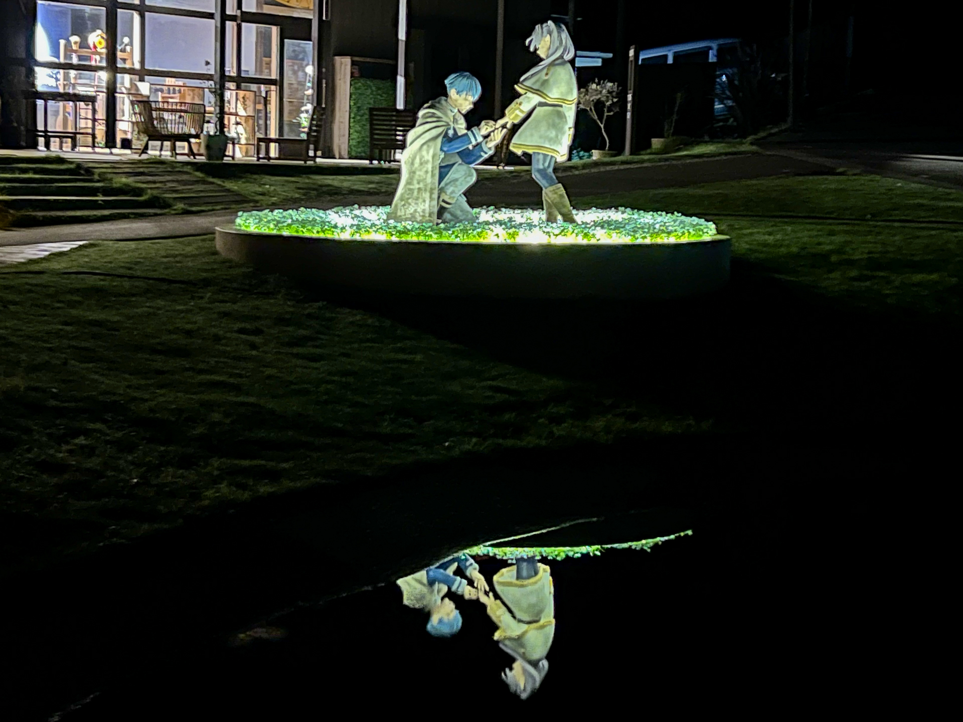 夜の「鏡蓮華の指輪」。水面の反射まで美しい