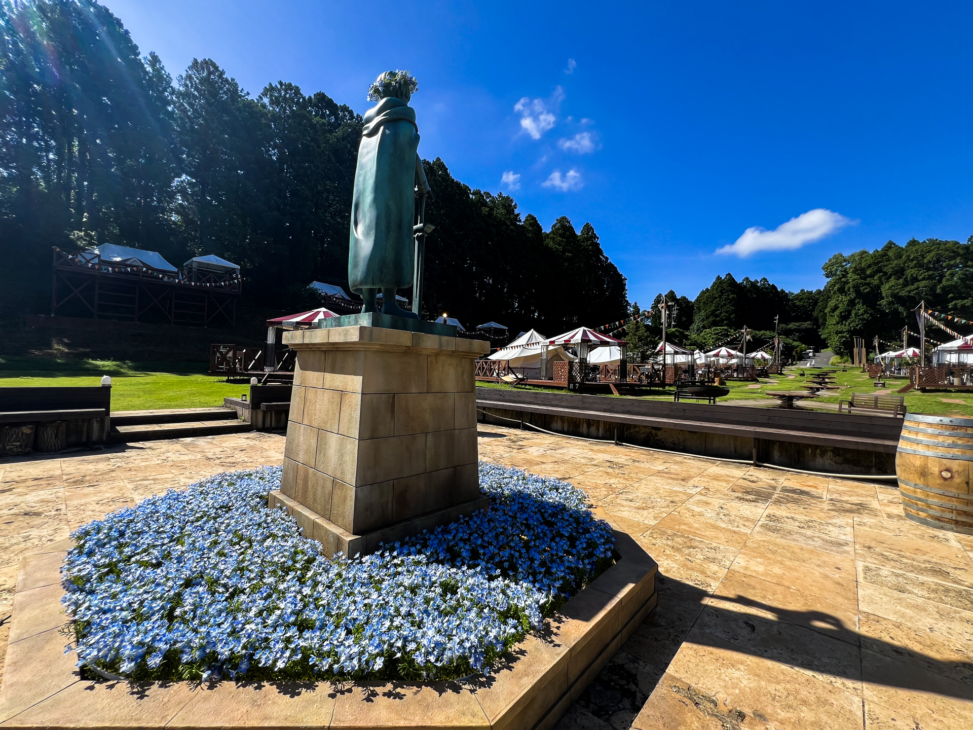 村を見守るヒンメル像の後ろ姿。「各地に自分の像を残した勇者」の物語が、この構図に重なる