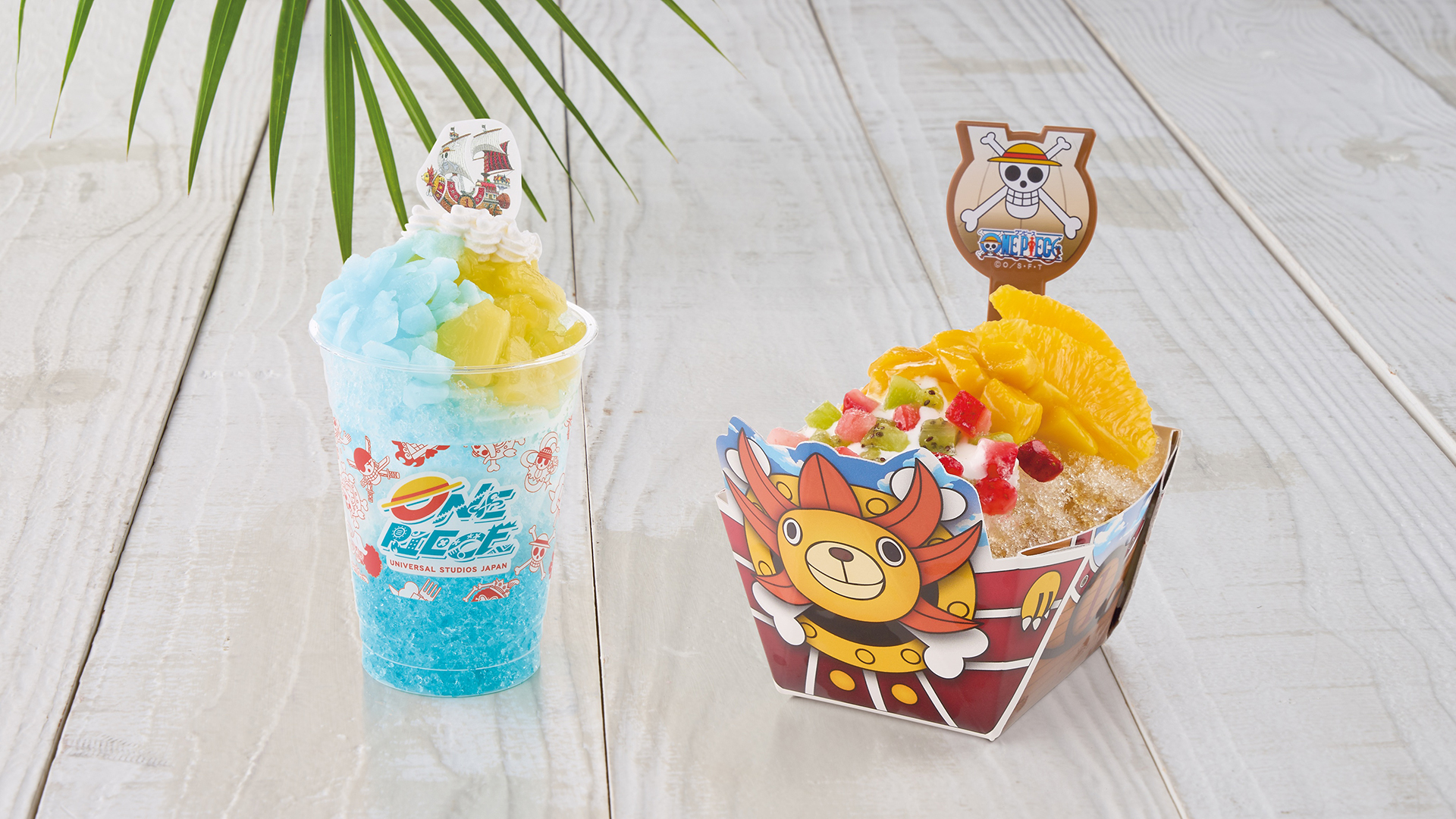 出航だ～！ 麦わらの一味のライチ＆ソーダ・フラッペ（左）、GOGO サニー号 コーラ・フラッペ スプーン付き（右）