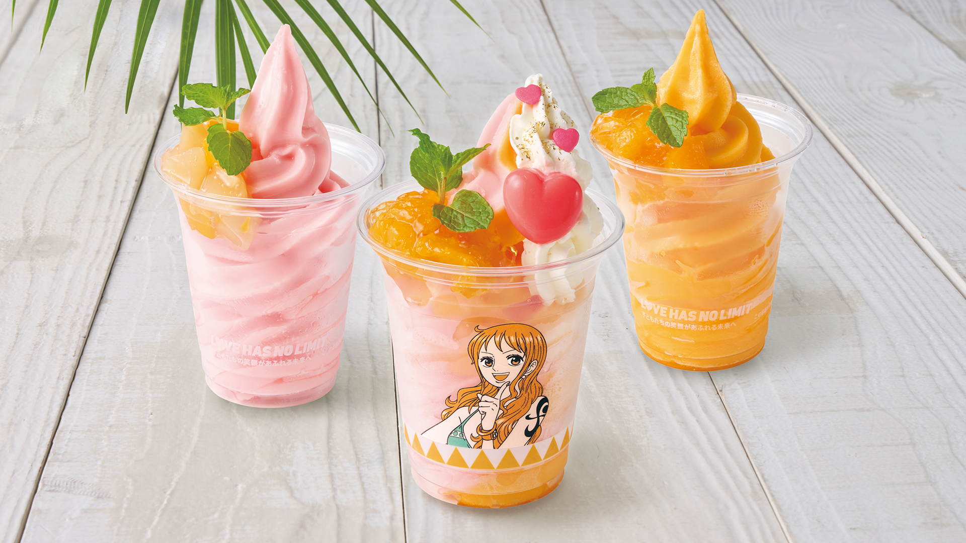 トロピカル・フローズン・スムージー　ピーチ（左）、ナミさんへ捧げるフローズン・スムージー ブランマンジェ添え ～みかん＆ピーチ～（中央）、トロピカル・フローズン・スムージー　みかん（右）