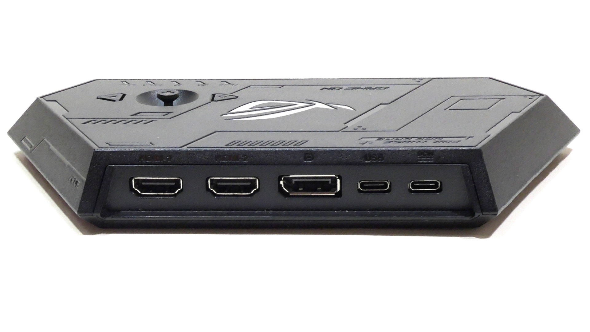 背面の入力端子類はHDMI 2基、DisplayPort 1.4 1基、USB Type-C(DP Alt Mode用)が1基と、給電用のUSB Type-Cも備える