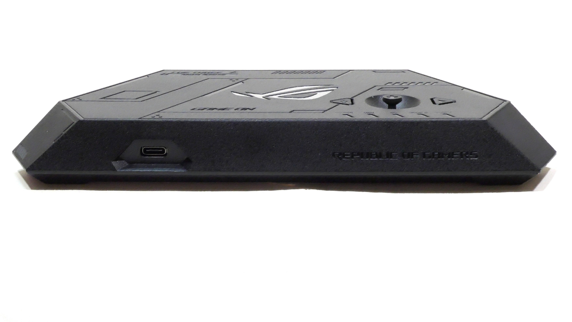 前面には「ROG XREAL R1」と接続する出力用のUSB Type-C端子を備える