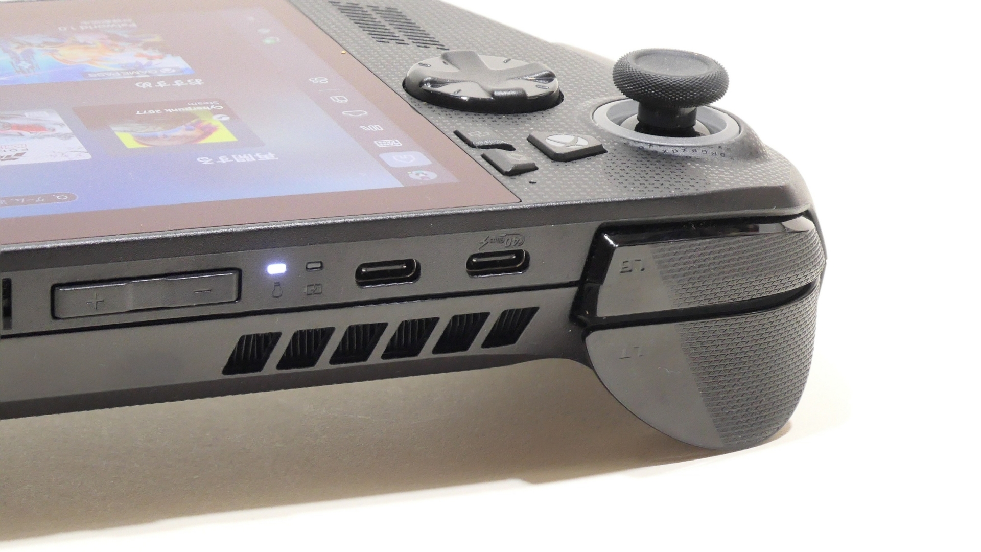 「ROG Xbox Ally X」にはThunderbolt 4を搭載するため、ケーブル1本での接続が利用できるが、2つあるUSB Type-C端子のうち、外側のThunderbolt 4側の端子に接続する必要がある点には注意が必要だ