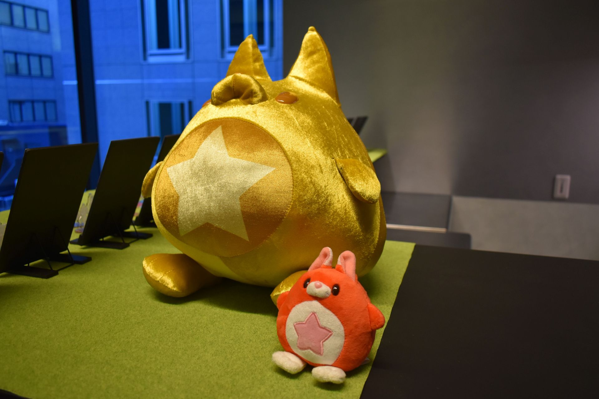 会場の様子。多くのデコレーションや、プレーヤーからのメッセージカードなどが展示されていた