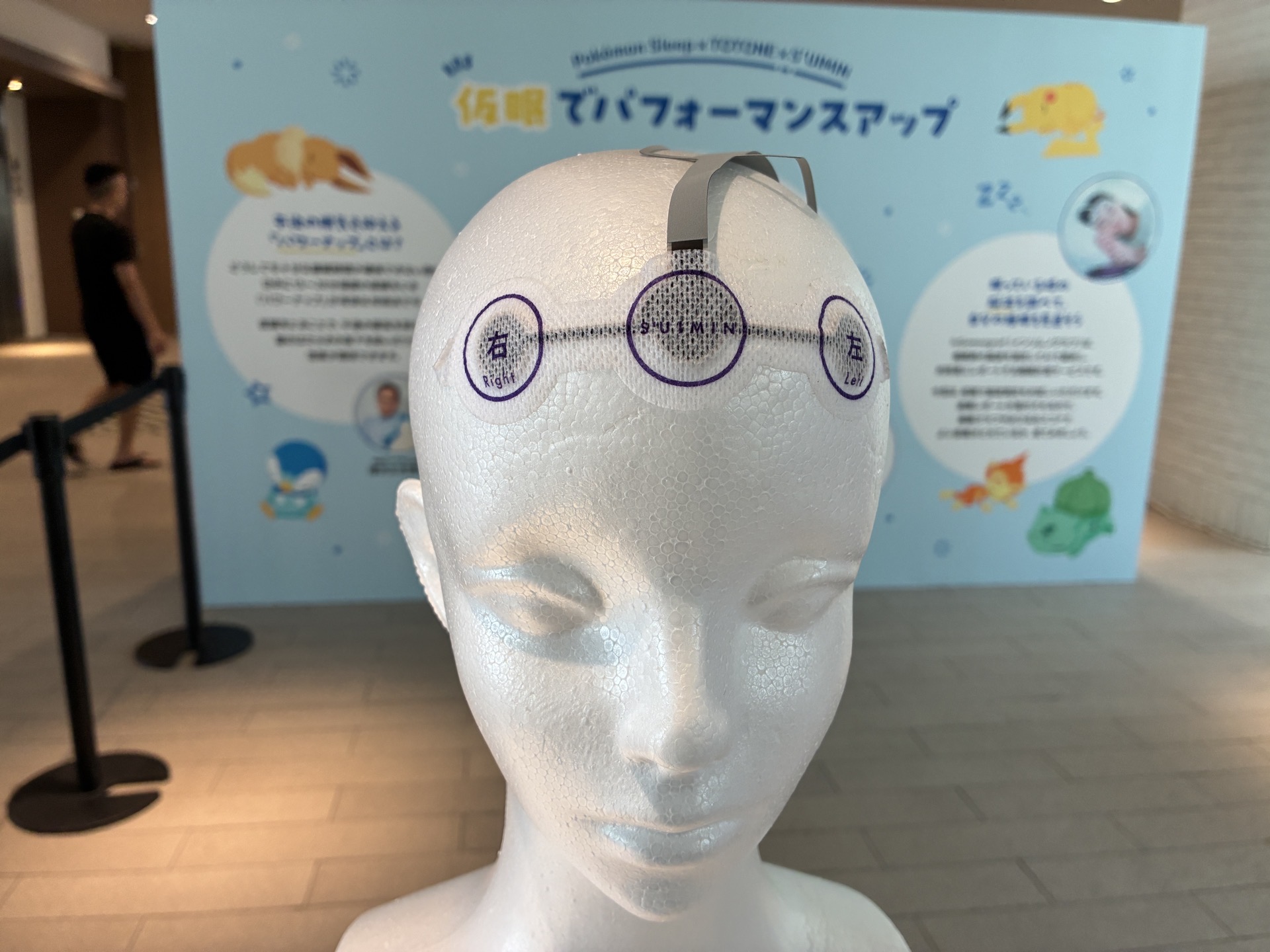脳波測定のための電極。測定はしないで、TOTONEで仮眠だけする体験も可能とのこと