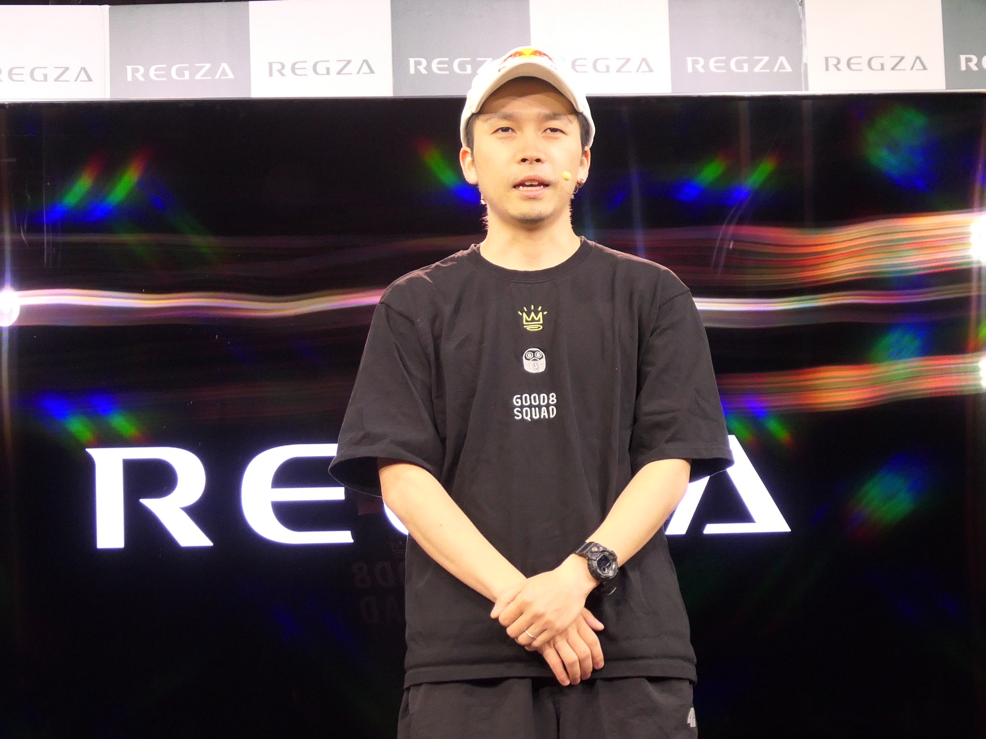 イベント冒頭はラフなTシャツ姿で登場したガチくん選手。TVS REGZAとのスポンサー契約について、「カプコンカップ」の公式モニターとして使われるREGZAがスポンサーにつくことで、チームとしてもよりよいプレイが行なえると感謝の言葉を述べた