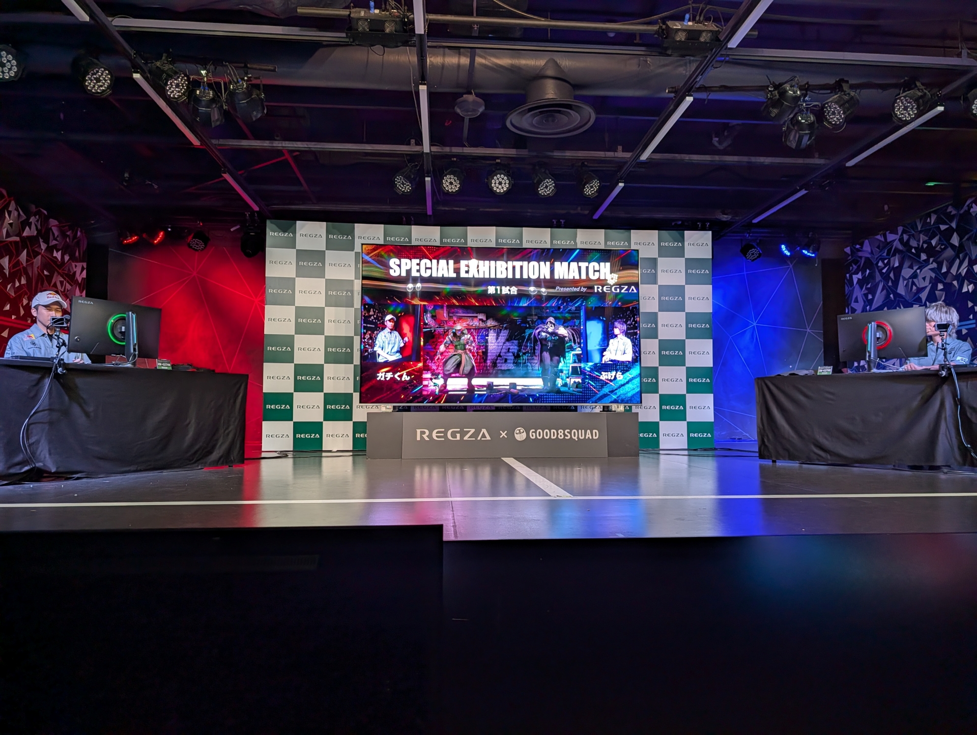 ステージ両端に環境をセッティングし、試合が行なわれた