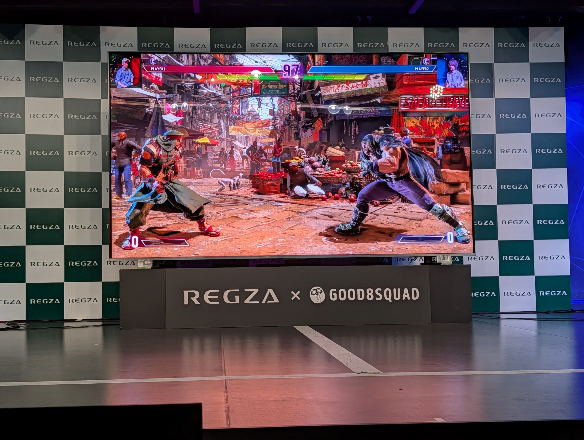 ステージ上に設置された110V型REGZAで試合の様子を表示。ぷげら選手は前半は読みが通りまくりで「大会の時よりも読みが通っている」と指摘されていた