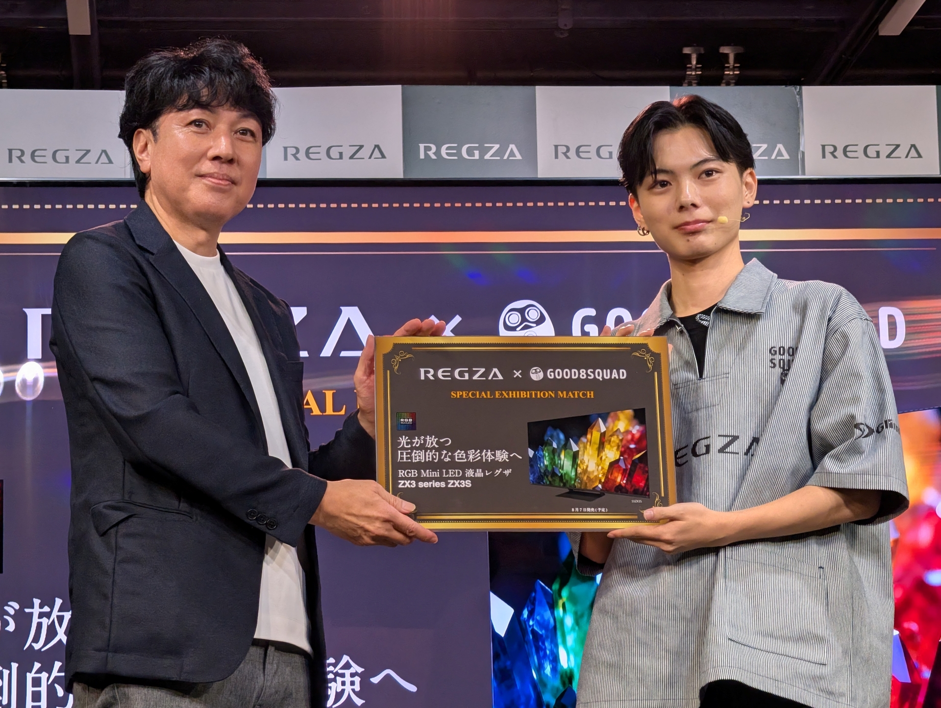 槇本氏から賞品が授与されるさはら選手