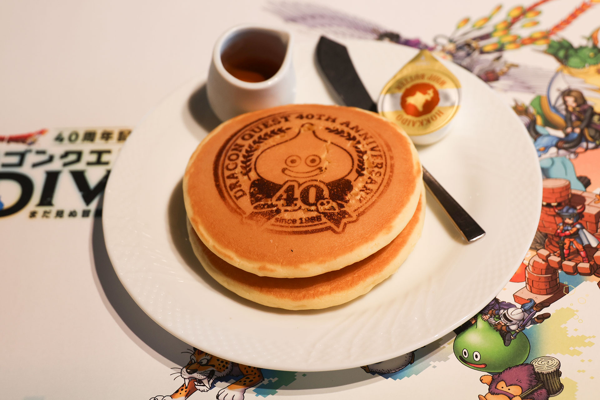 「40周年記念エンブレムのパンケーキ」で価格は770円