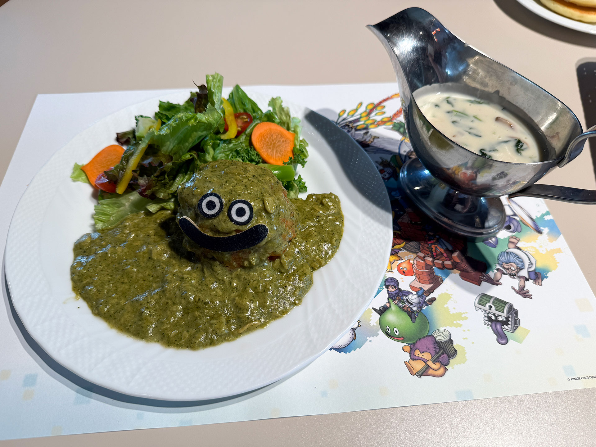 「バブルスライムオムライス ～キアリーソース添え～」で価格は2,200円