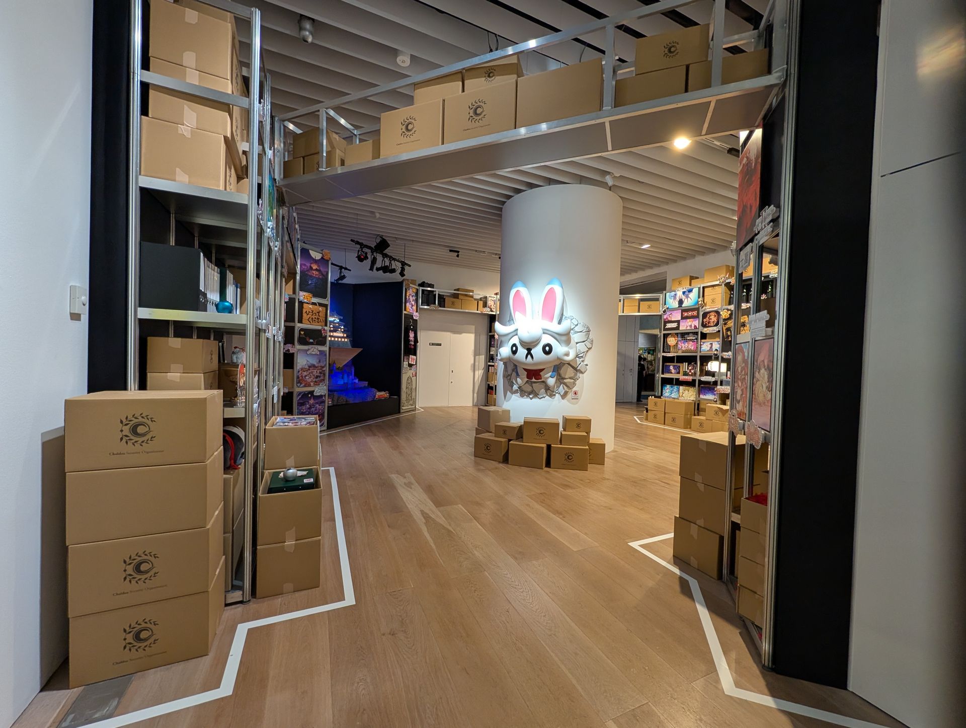 「イベントストーリー倉庫」は展示エリア全体が倉庫のようなデザインになっており、先ほどとは全く異なるテイストの展示となっている