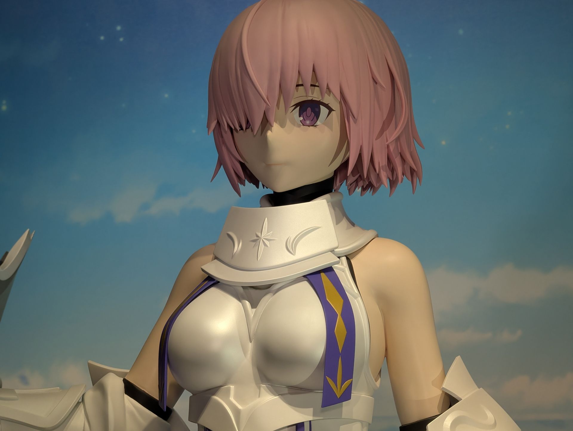 表情のアップ。アニメっぽさもあり、立体的にも感じられる不思議な表情となっている