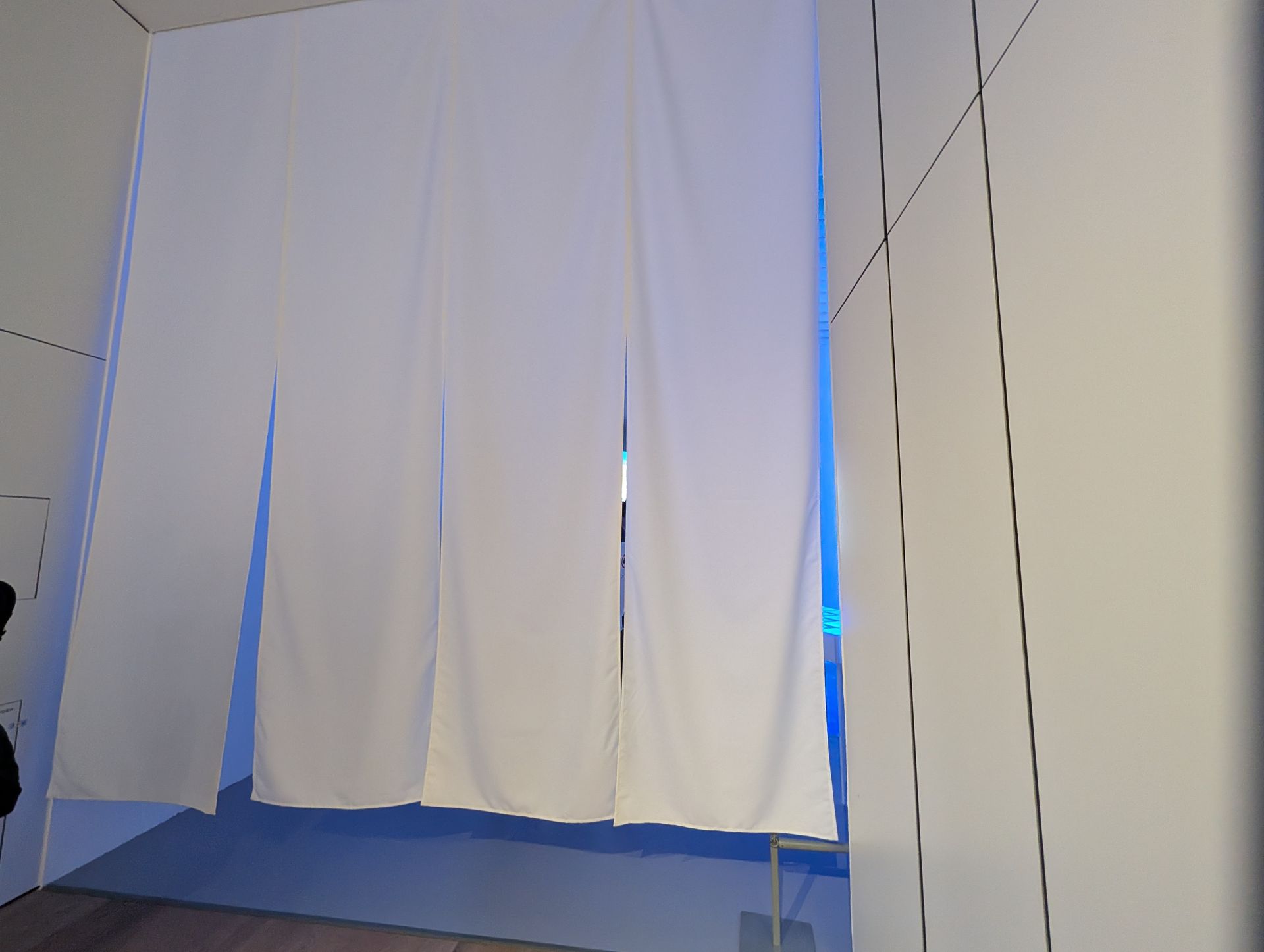 いよいよこの先には第2部 終章の映像展示が待っている……数々のオブジェクトを活かした演出は必見だ