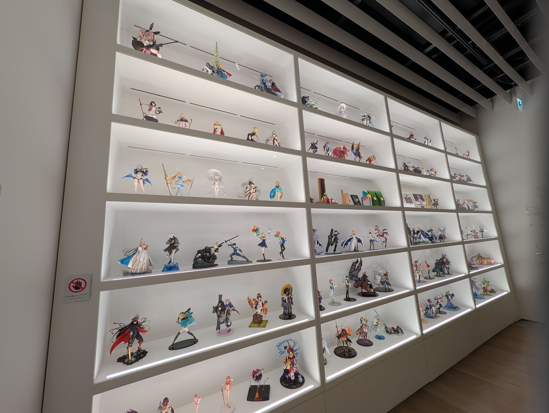 メモリアルメッセージのエリアは、壁面いっぱいのFGOフィギュアがお出迎えしてくれる