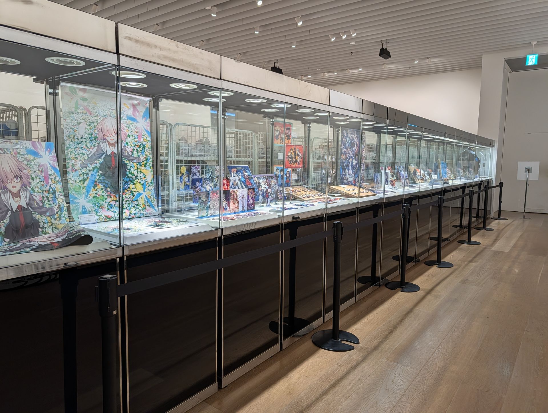 展示ブースを抜けるとそこは物欲を刺激する物販ブースだ。手前には物販アイテムが展示されているので、購入を検討している人もしていない人も事前にチェックしておきたい