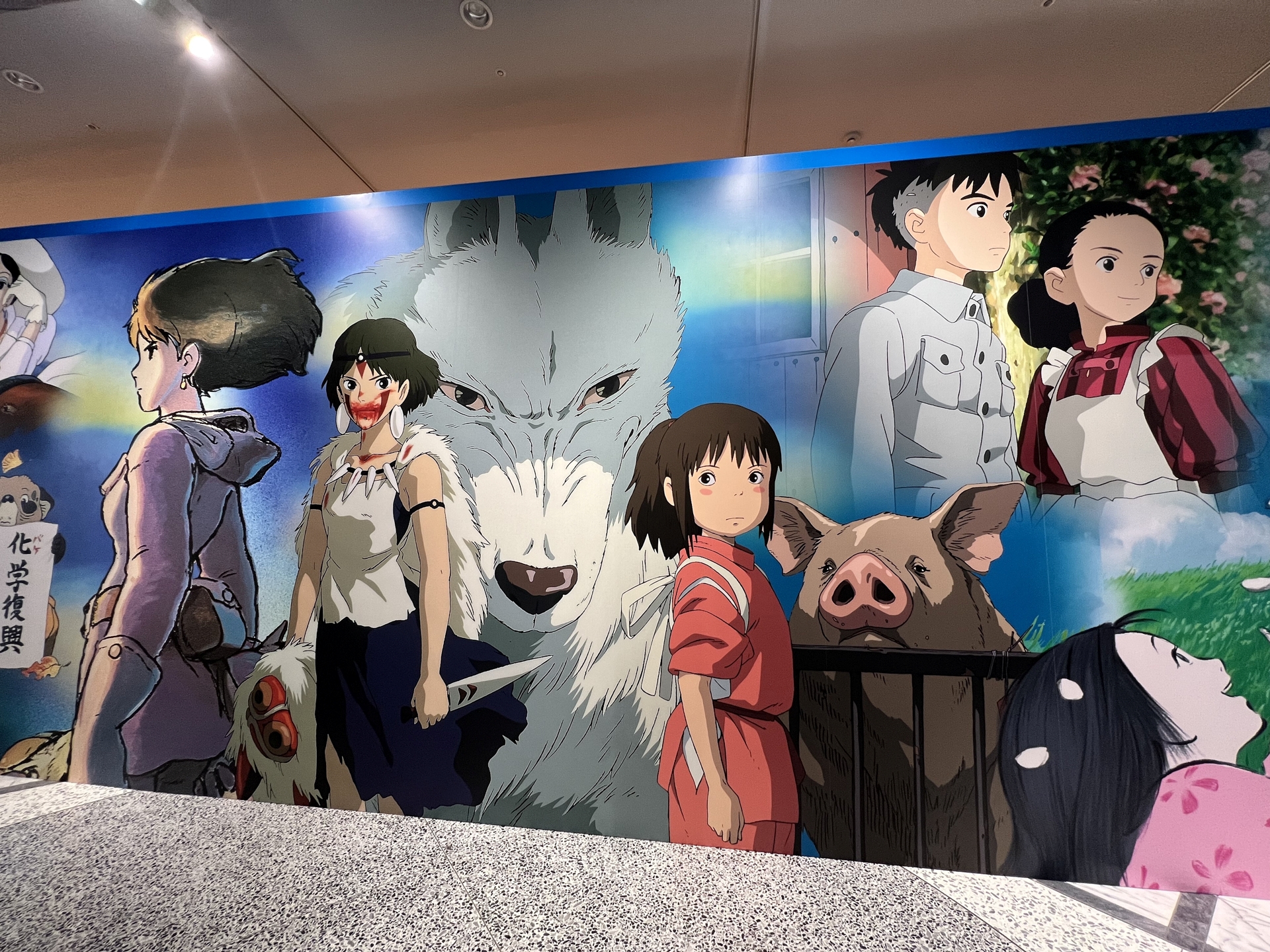 壁面いっぱいに歴代作品のキャラクターが勢揃い。入場前から足が止まる