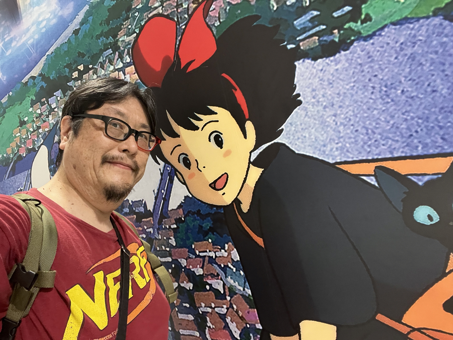 キキの床アートと一枚。お気に入りキャラとのツーショットも撮れるぞ