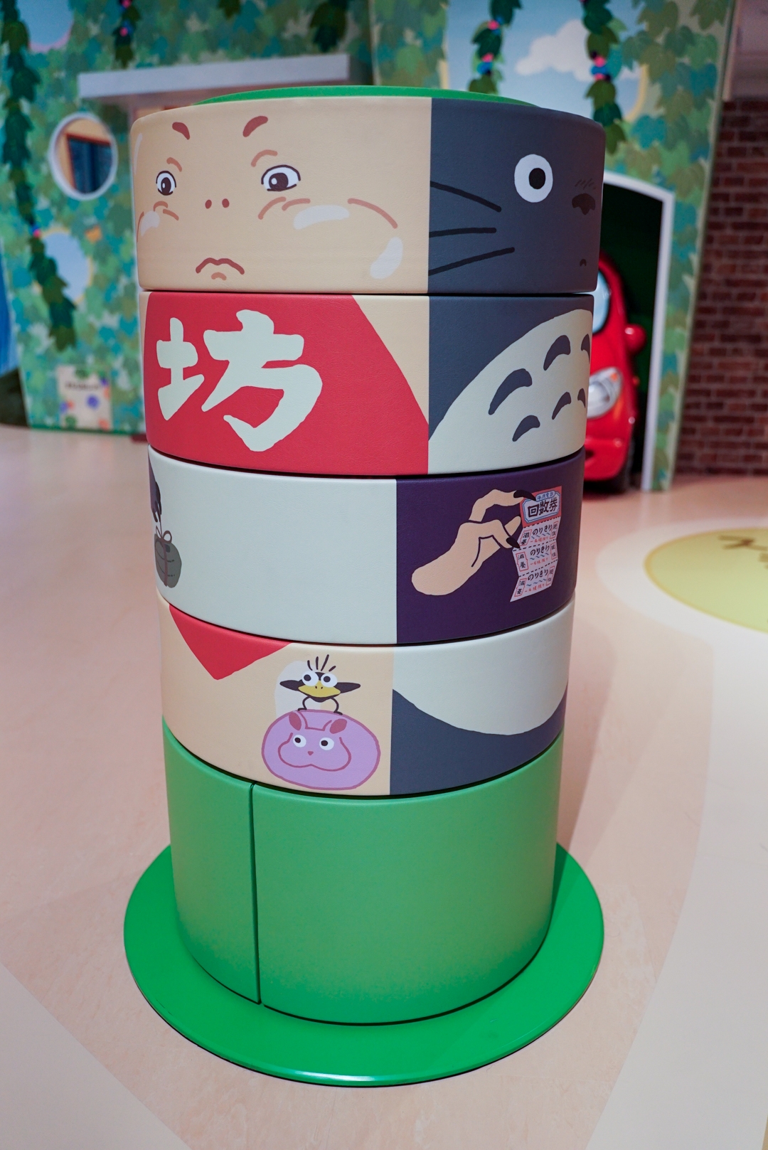 キャラクター柄の回転式遊具。トトロのお腹柄探しが楽しい