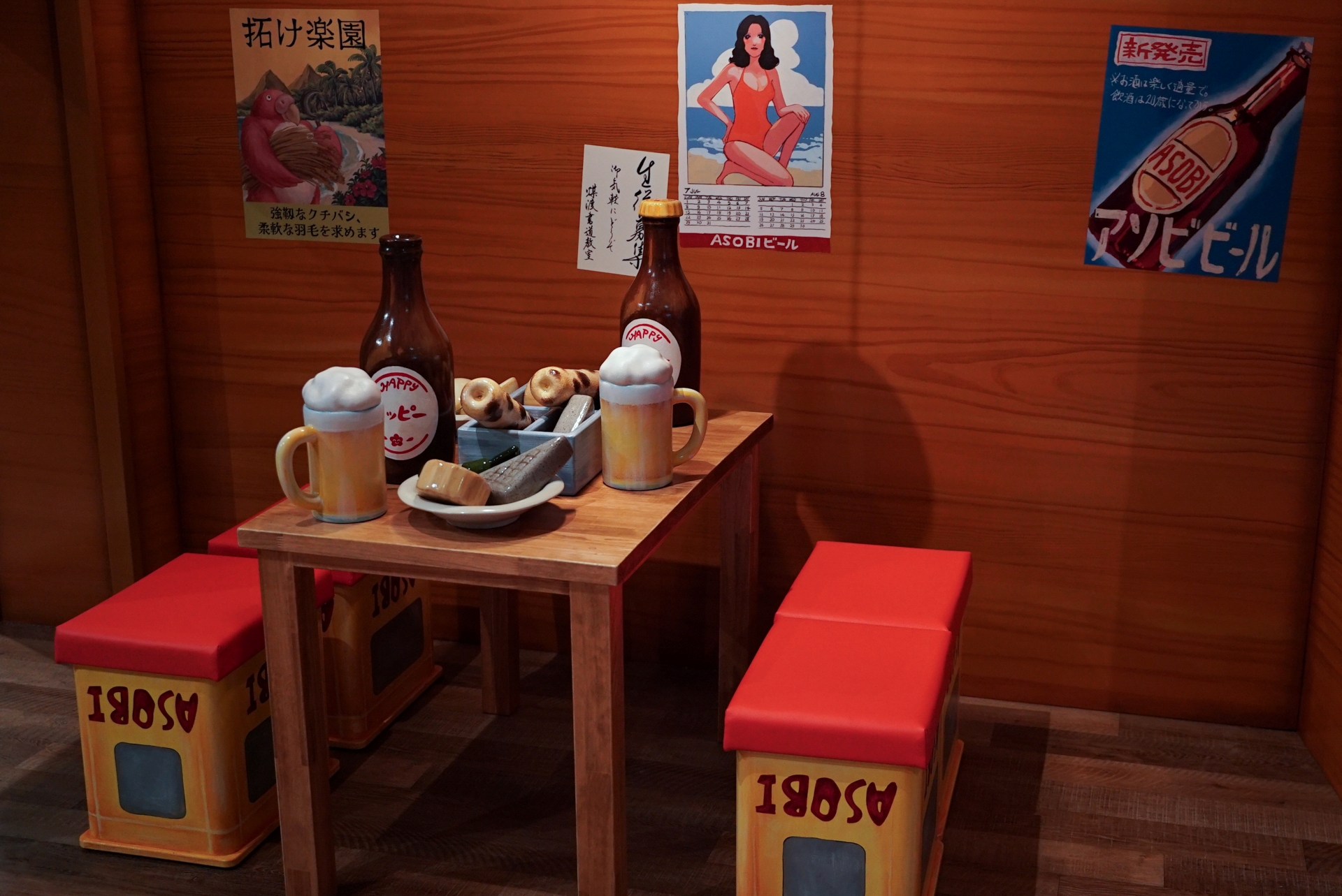 居酒屋の壁は求人ポスターまでパロディ。「強靱なクチバシ」を求めているらしい