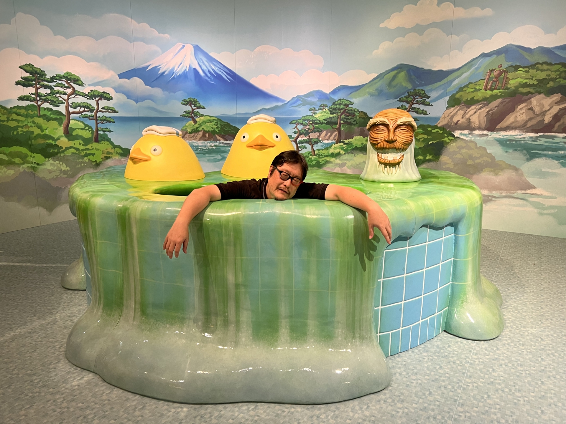 神様たちと入浴する僕。タオルを頭に載せれば完全に常連である