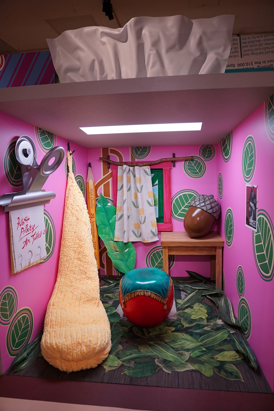 巨大な鉛筆とクリップが転がる小人の部屋。アリエッティの目線になれる