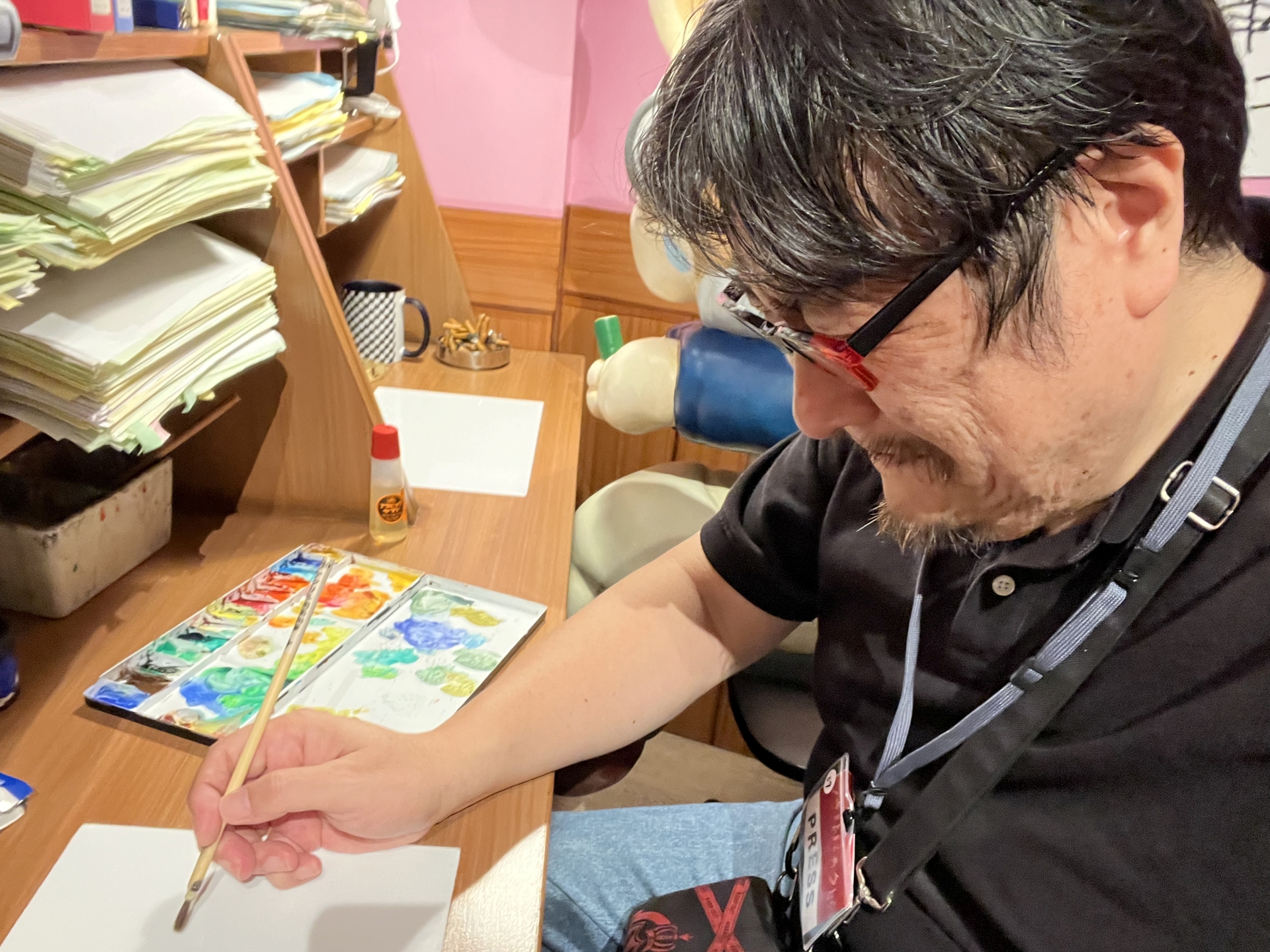アシスタント気分で机に向かう僕。隣の豚さんの冷や汗が他人事ではない