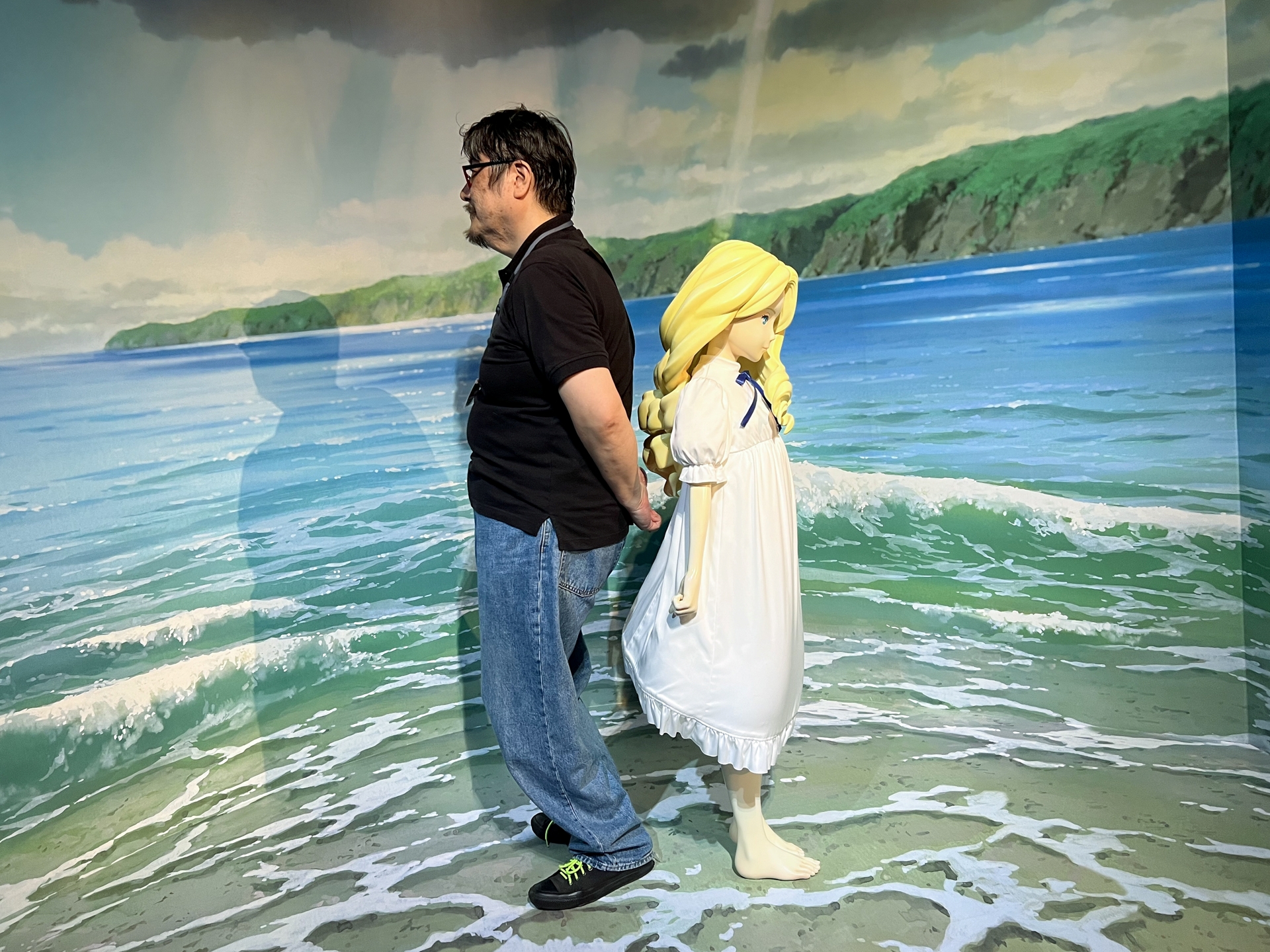 入り江でマーニーと手を取り合う。床の×印に立てば名場面が完成する