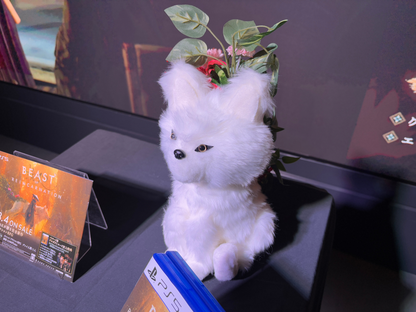 会場にはパッケージとクゥのぬいぐるみが展示。「一人と一匹の旅 ぜひお楽しみください!!」という古島氏の直筆メッセージが確認できた
