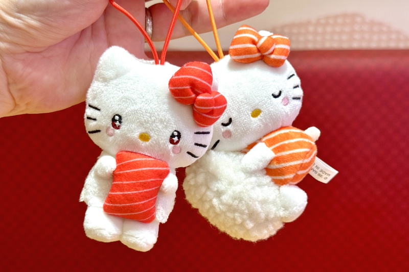 そのまま飾るも良し、カバンなどに付けても良し。おすしとキティがかわいいファン必見の限定アイテムに仕上がっている。数に限りがあるので、確実にゲットしたいという方は早めに店舗へ足を運ぶことをオススメする