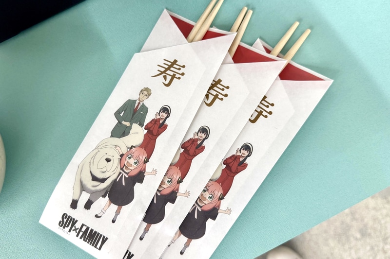 祝い箸の袋にはフォージャー家が集合
