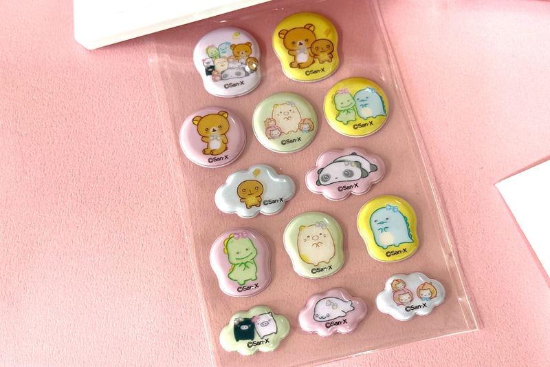「すみっコぐらし」や「リラックマ」といったキャラクターたちのぷっくりシールも付いてくる