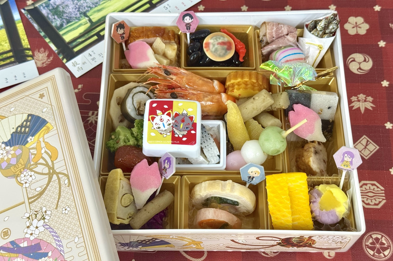 「始まりの五振り」をイメージして企画されたという30品目の料理が華やかに盛り付けられている