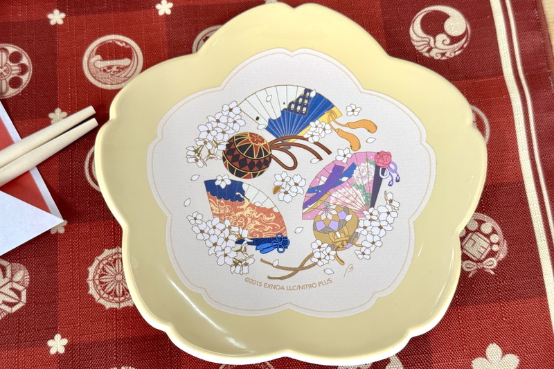 オリジナルの小皿や風呂敷がセットになっている