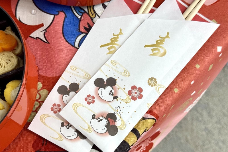 祝い箸の袋にはミッキー&ミニーがデザイン。下に敷いてある風呂敷もセットになっている