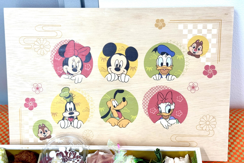 4人前、47品目51種が鮮やかに盛り付けられている。ミッキーマウスの手の形のかまぼこなど、ディズニーの世界観を盛り上げてくれる食材も魅力