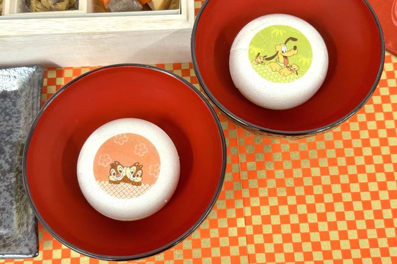 最中お吸い物が4個付属。重箱に合わせたデザインのオリジナル品となっている