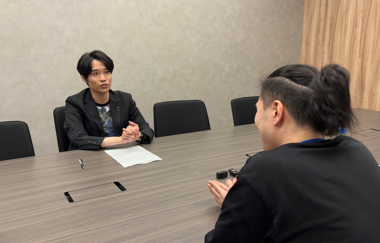 注目選手の話を嬉しそうに話す南雲さん。「遊戯王カードゲーム」プレーヤーの全てを熟知してるのではと思うほどの熱意と情報が溢れだす！