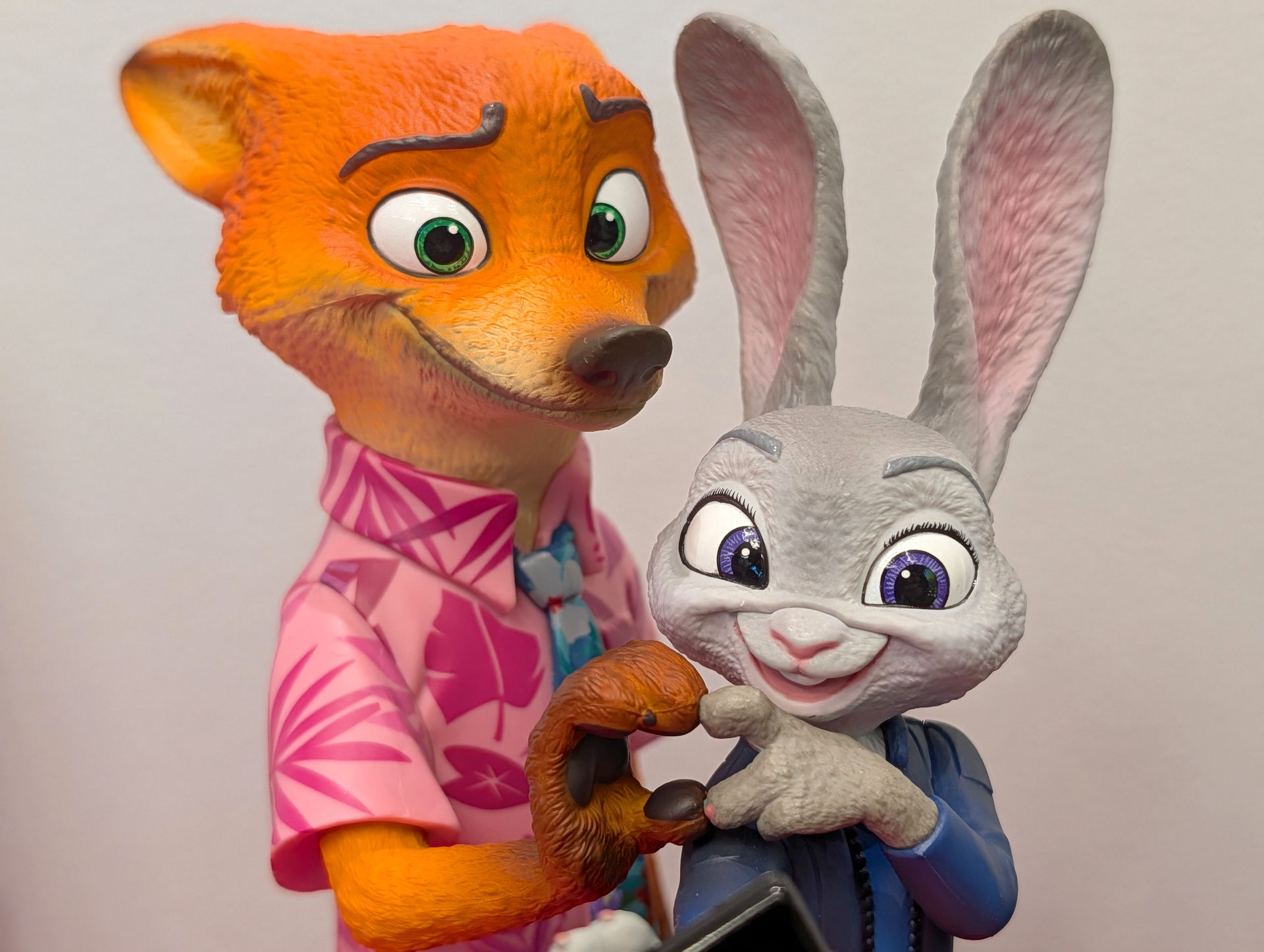 ジュディとニックがセルフィーを撮っているシチュエーションのフィギュア化で、ニックのちょっと照れた様子と心からの笑顔を見せるジュディの表情が魅力的