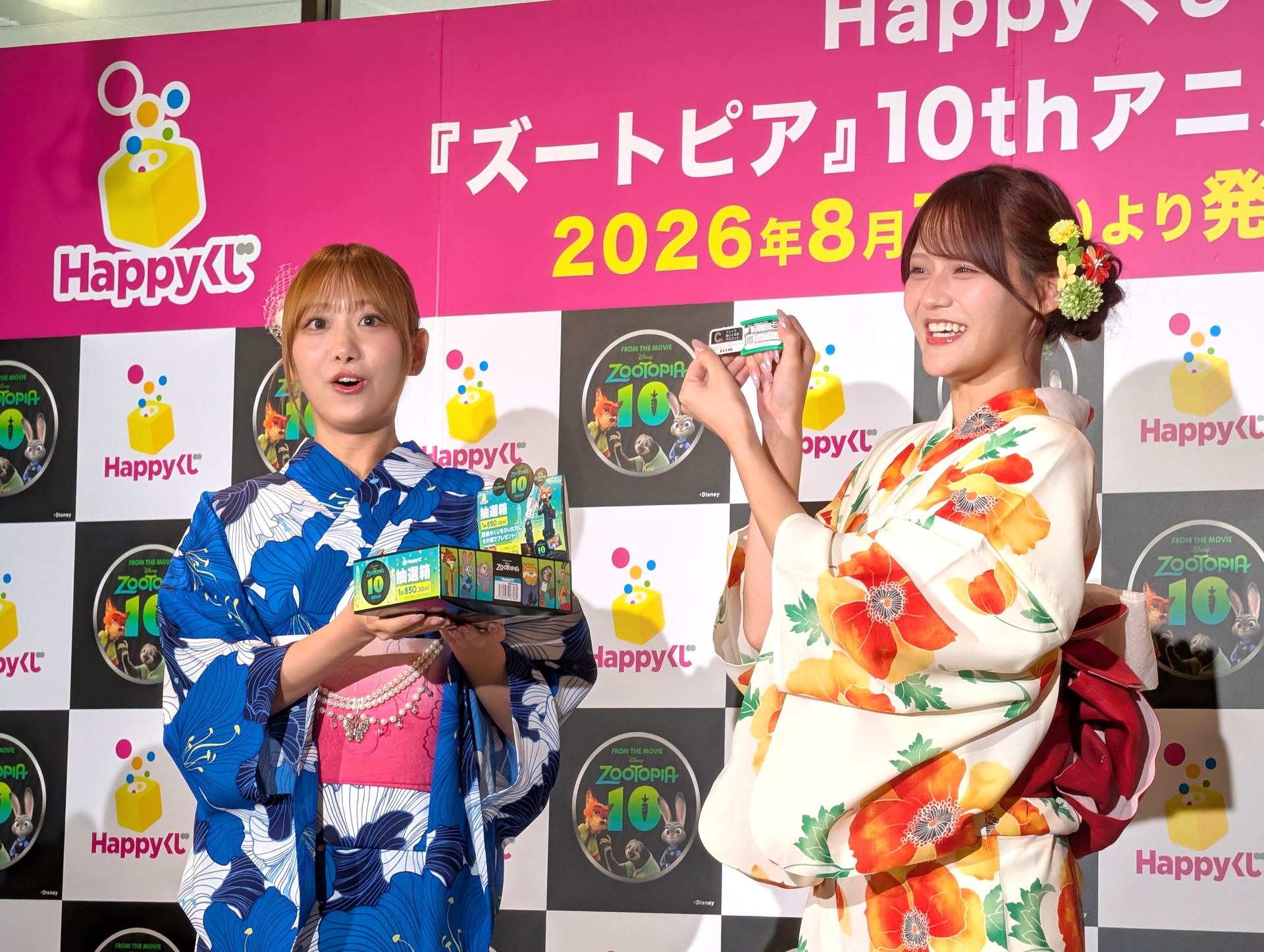 ステージ上でくじを引く2人。結果は2人ともC賞「フェイスぬいぐるみマスコット」だったので、それぞれニックとジュディのマスコットをもらうことに