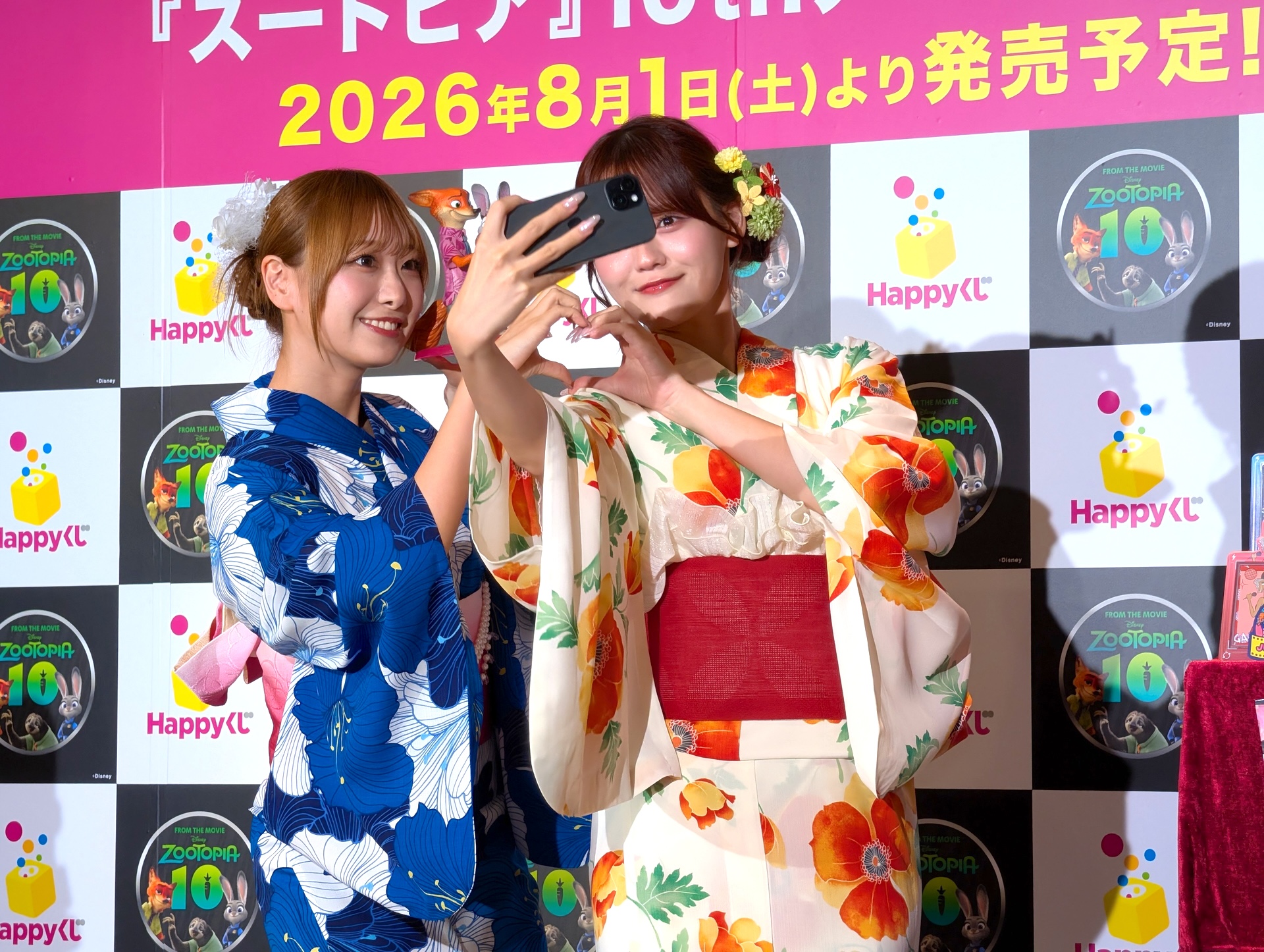 A賞フィギュアを手に2人でセルフィ―を撮る様子。フィギュアのクオリティの高さに驚きを見せていた