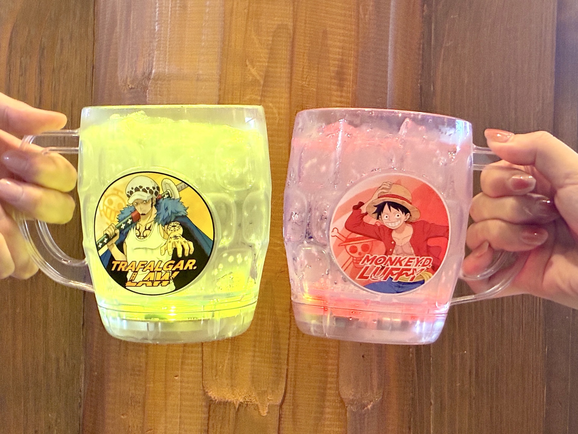 「祭りだ～！ 乾杯！ 光る！ ドリンクカップ」（各2,200円）。乾杯が楽しくなる仕掛けだ